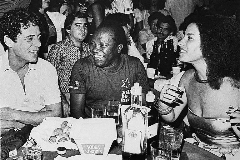 Da esq. p/ a dir., os cantores e compositores Chico Buarque de Hollanda e João do Vale e a cantora Clara Nunes no Forró Forrado, no Rio, em 1982