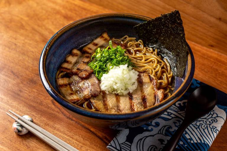  Shoyu Niigata (R$ 38), ramen com caldo de shoyu mais encorpado com duas fatias de porco e alga nori - um dos pratos novos e exclusivos do novo Jojo Lab.