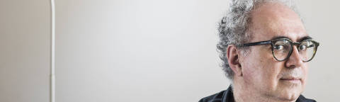 SÃO PAULO, SP, BRASIL, 17.09.2020: Retrato do crítico e diretor de cinema Amir Labaki, 57, em seu apartamento em Higienópolis, na capital paulista. (Foto: Eduardo Knapp/Folhapress)