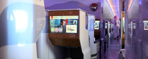 Uma tela de entretenimento a bordo está localizada nos assentos da cabine da classe executiva de uma aeronave de passageiros Airbus SE A380-800, operada pela Emirates Airlines, durante o 15º Dubai Air Show no Dubai World Central ORG XMIT: 775074386