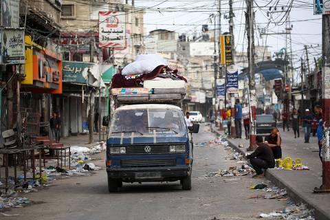 TOPSHOT - Palestinians transport their belongings on the back of a van as they flee Rafah in the southern Gaza Strip to a safer location on May 11, 2023, amid the ongoing conflict between Israel and the militant group Hamas. Israeli strikes hit Gaza on May 11 after renewed US criticism over its conduct of the war and a UN warning of 