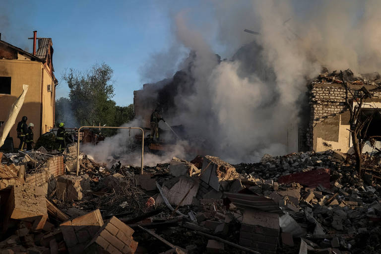 Prédios destruídos por ataque com mísseis russos em Kharkiv, no norte da Ucrânia