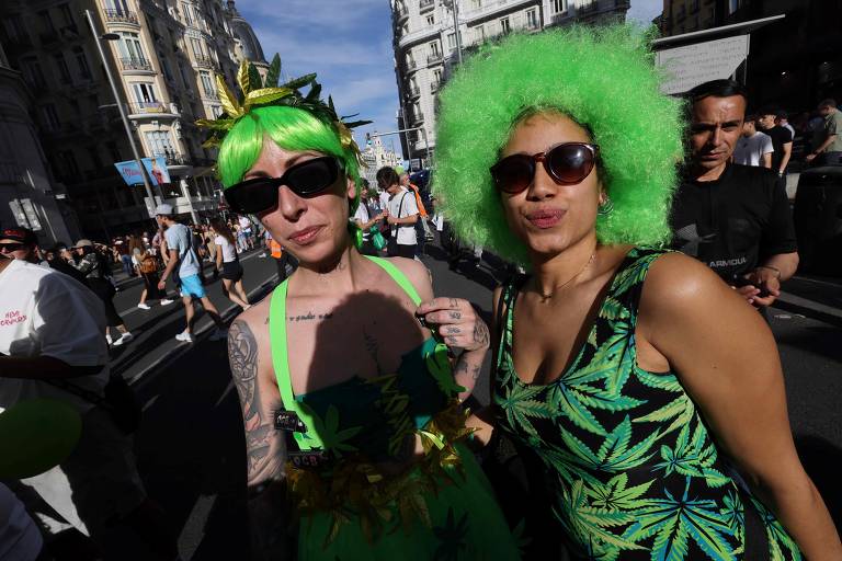 Mulheres com perucas verdes participam da  manifestação