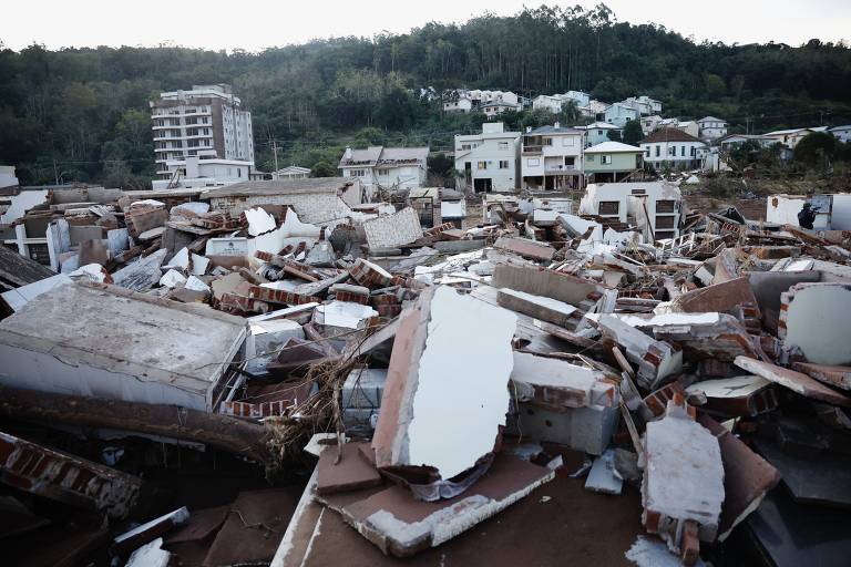 Chuvas no Rio Grande do Sul deixaram rastro de destruição no cemitério de Muçum
