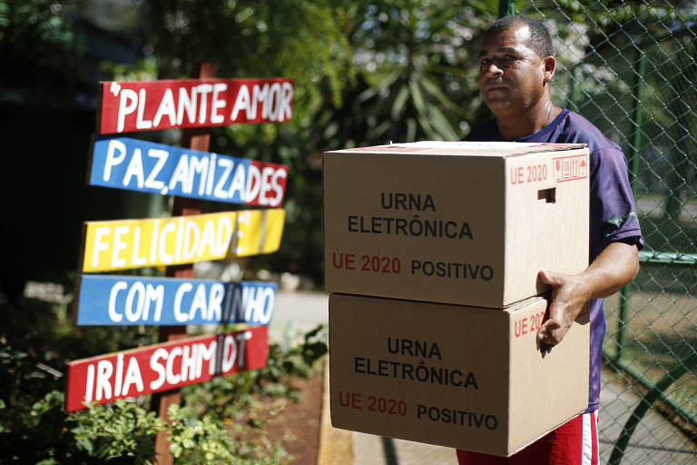 Funcionário da Justiça Eleitoral transporta urnas usadas no 2º turno das eleições de 2022