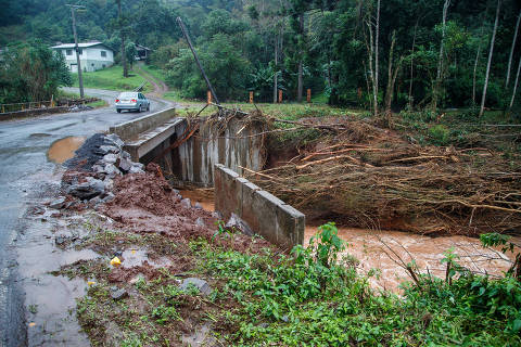 (240511) -- RIO GRANDE DO SUL, 11 mayo, 2024 (Xinhua) -- Imagen del 10 de mayo de 2024 de un puente afectado por las inundaciones en la carretera Mundo dos Vinhos, en Caxias do Sul, en el estado de Rio Grande do Sul, Brasil. La cifra de fallecidos por la tragedia climática que se registra desde hace 13 días en el estado de Río Grande do Sul, en el sur de Brasil, aumentó a 136, con 125 desaparecidos y 339.925 evacuados, según el balance divulgado el sábado por la Defensa Civil.(Xinhua/Claudia Martini) (cm) (jg) (rtg) (da)
