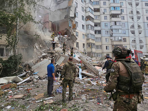 A view shows the scene following the collapse of a section of a multi-story apartment block, as the result of what local authorities called a Ukrainian missile strike, in the course of the Russia-Ukraine conflict in the city of Belgorod, Russia, May 12, 2024. REUTERS/Stringer ORG XMIT: AAA