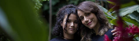 NITERÓI, RJ, BRASIL, 13-05-2023: Retrato de Karla Tenório, 40, com sua filha Flor Insê, 12. Karla criou a página 