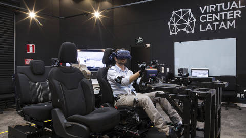 Funcionário trabalha no centro de realidade virtual do grupo Stellantis, em Betim (MG)