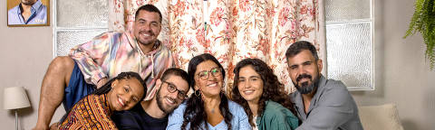 Retrato da família no sofá, com Ryan (Thiago Martins), Camila (Jéssica Ellen), Danilo (Chay Sued), Lurdes (Regina Casé), Érika (Nanda Costa), Magno (Juliano Casarré)