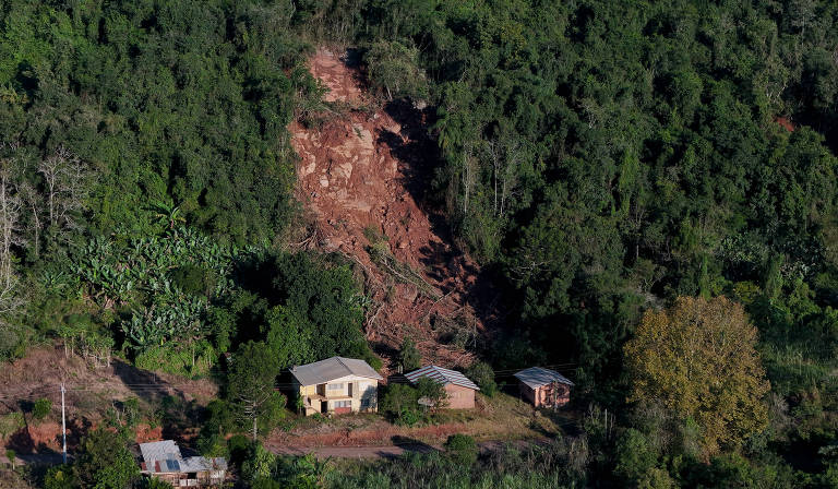 Área que sofreu deslizamento de terra próximo à casas na beira do Rio Taquari, em Muçum (RS)