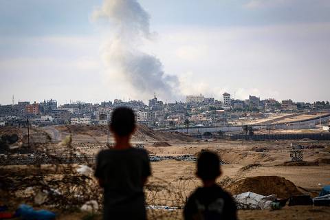TOPSHOT - Boys watch smoke billowing during Israeli strikes east of Rafah in the southern Gaza Strip on May 13, 2024, amid the ongoing conflict between Israel and the Palestinian militant group Hamas. (Photo by AFP)
