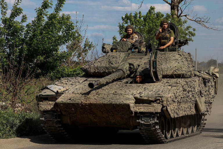 Soldados ucranianos em blindado de infantaria sueco CV90 na região de Donetsk