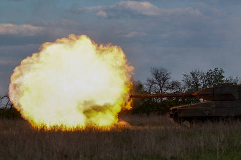 Ukrainian servicemen of the 21st Separate Mechanized Brigade fire a Leopard 2A6 tank during a military exercise, amid Russia's attack on Ukraine, near a front line in Donetsk region, Ukraine May 12, 2024. REUTERS/Valentyn Ogirenko ORG XMIT: PPP-OGI023