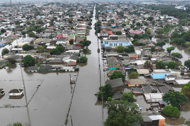 Visão aérea de Porto Alegre com as ruas alagadas mais de duas semanas após o início das enchentes que atingiram o estado