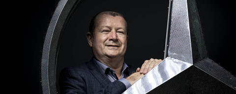 SÃO PAULO, SP, BRASIL, 04-04-2024: Retrato do  presidente da Mercedes-Benz Cars & Vans no Brasil, que fala sobre carros elétricos e a combustão, fechamento de fábricas no país, expectativas sobre o mercado nacional e posicionamento da Ameríca do Sul dentro dos planos globais da montadora. (Foto: Bruno Santos/ Folhapress) *** FSP-MERCADO*** EXCLUSIVO FOLHA*** ORG XMIT: AGEN2404041933004616