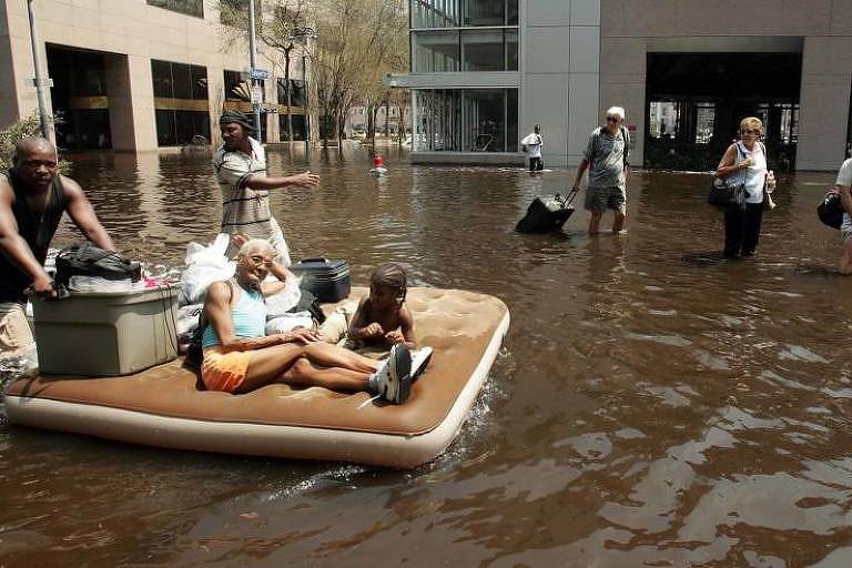 Pelo menos 100 mil moradores ficaram para trás após rompimento de diques