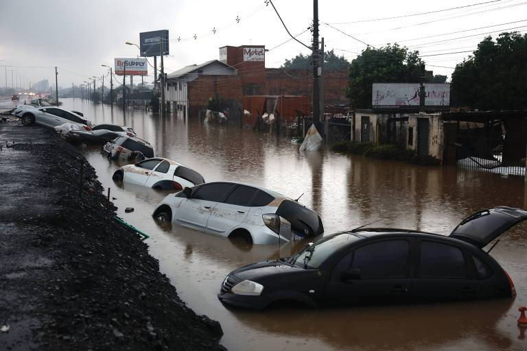 Enchente atinge carros no município de São Leopoldo, na Grande Porto Alegre, em maio
