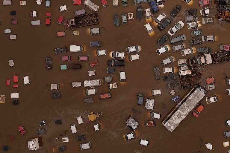 Imagem de drone mostra carros submersos pela enchente em Eldorado do Sul (RS)
