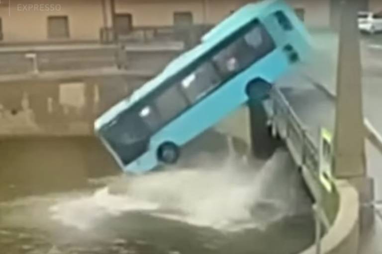 Ônibus azul cai em rio