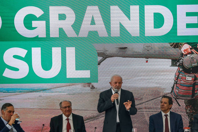 Presidente da República, Luiz Inácio Lula da Silva, ao lado de ministros e do presidente da Câmara, Arthur Lira, em anúncio sobre medidas relacionadas ao desastre das chuvas no Rio Grande do Sul