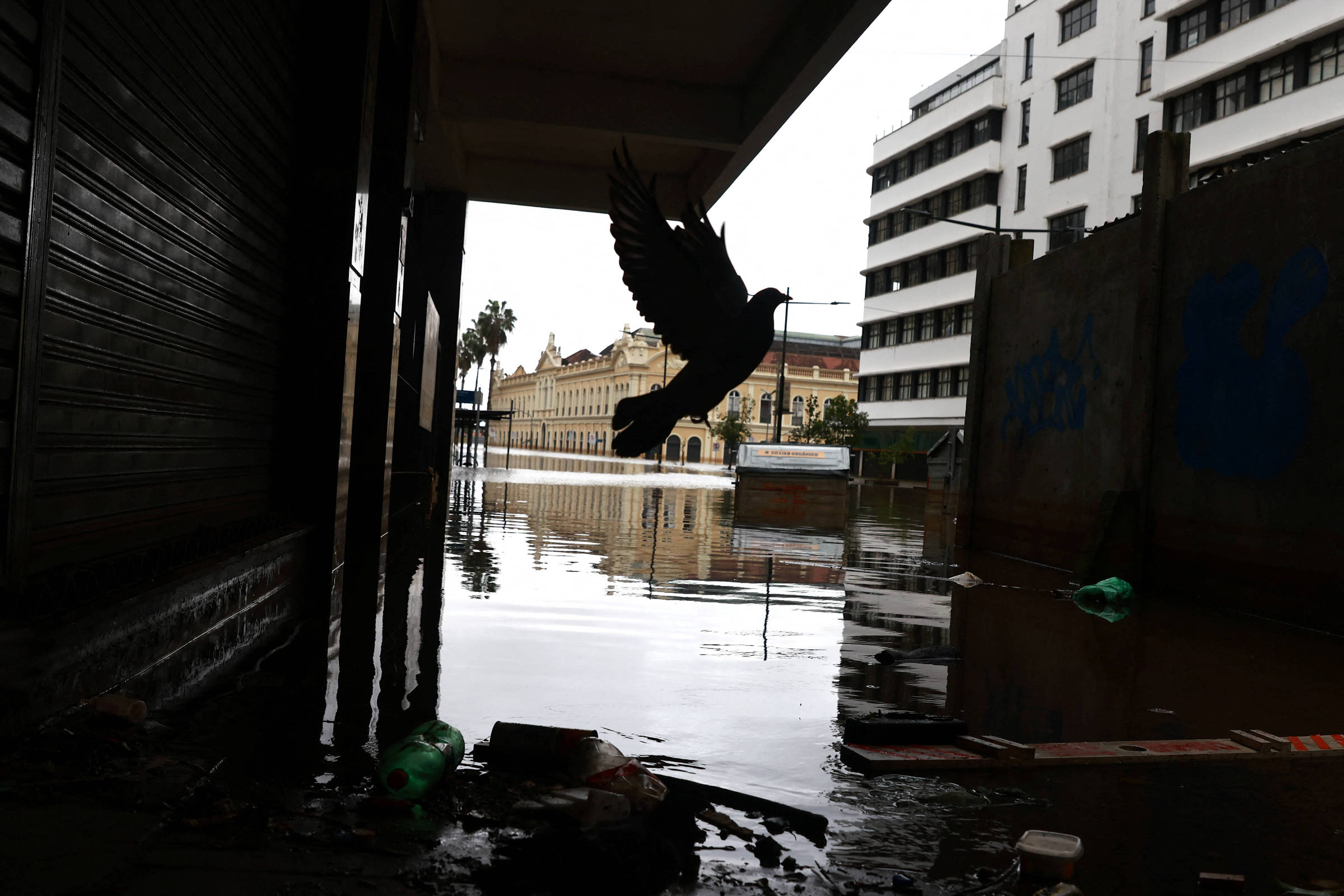 Com novas chuvas, Porto Alegre pode ficar alagada por mais de um mês