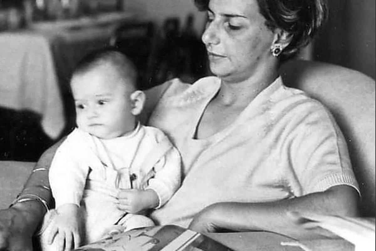 Leitor descobre data de foto com mãe a partir de capa da Folha: 'Importância do acesso ao acervo'