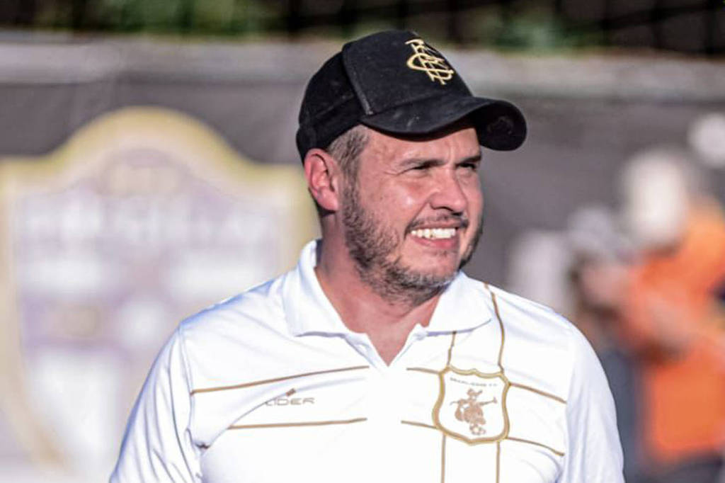 Técnico do Brasiliense se demite no intervalo, médico assume e vence a partida