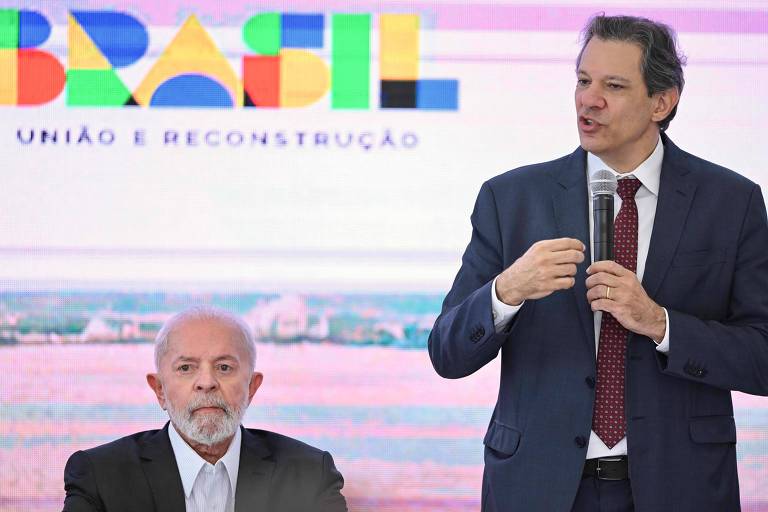 O ministro da Fazenda, Fernando Haddad, durante evento no Palácio do Planalto ao lado do presidente Lula (PT)
