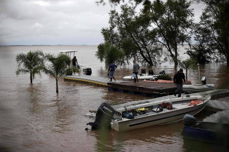 Voluntários ajudam a transportar doações às vítimas das enchentes que afetam o Rio Grande do Sul