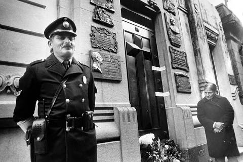 ORG XMIT: 080201_1.tif A federal police officer guards the entrance of the tomb of the late Argentine president Juan Domingo Peron at the Chacarita cementery in Buenos Aires in this July 1, 1987 file photo, after the tomb was opened by grave-robbers who amputated and stole the hands from Peron's cadaver. Lawyers of the widow of Peron, Maria Estela Martinez, and those of Marta Holgado, a woman who claims to be Peron's daughter, agreed during a hearing on October 11, 2006 to transfer Peron's body from Buenos Aires' Chacarita to his former country house in San Vicente, some 52 km (32 miles) south of Buenos Aires, on October 17. REUTERS/Files (ARGENTINA)