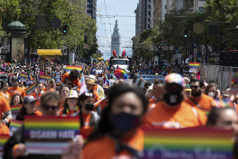 Multidão segura bandeiras com as cores do arco-íris durante Parada Gay de São Francisco