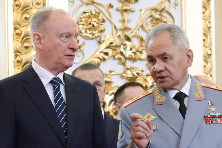 Patruchev, de terno, e Choigu durante a posse de Putin para o quinto mandato, no Kremlin