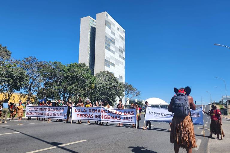 Vídeo: Indígenas fazem protesto em frente ao Planalto por demarcação de terras