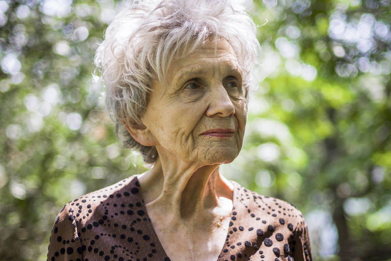Por onde começar a ler Alice Munro, Nobel de Literatura que morreu aos 92 anos