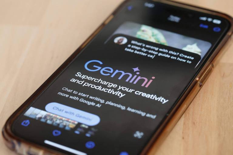 Foto ilustrativa de smartphone com aplicativo do Gemini aberto na tela