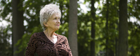 FILE Ñ The Nobel laureate author Alice Munro, at home in Clinton, Ontario, Canada, on June 23, 2013. Munro, who started writing short stories because she did not think she had the time or the talent to master novels, then stubbornly dedicated her long career to churning out psychologically dense stories that dazzled the literary world, died at home in Ontario on May 13, 2024. She was 92. (Ian Willms/The New York Times) ORG XMIT: XNYT0844 DIREITOS RESERVADOS. NÃO PUBLICAR SEM AUTORIZAÇÃO DO DETENTOR DOS DIREITOS AUTORAIS E DE IMAGEM