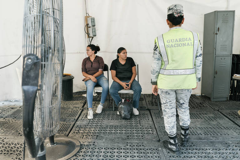 Imigrantes hondurenhas sentam após serem detidas por oficiais de migração e a Guarda Nacional mexicana em um checkpoint perto de Villahermosa, Tamaulipas. Em resposta à pressão do governo Biden para reduzir os fluxos migratórios, o México vem transportando milhares de imigrantes para longe da fronteira dos EUA (Luis Antonio Rojas/The New York Times) ORG XMIT: XNYT0576