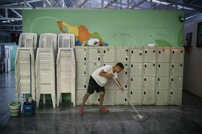 Homem venezuelano que foi deslocado do norte do México limpa o chão do abrigo para imigrantes Amparito em Villahermosa, Tamaulipas, México. Com os abrigos ocupados além de seus limites de capacidade, muitos migrantes alugam quartos ou dormem nas ruas (Luis Antonio Rojas/The New York Times) ORG XMIT: XNYT0877