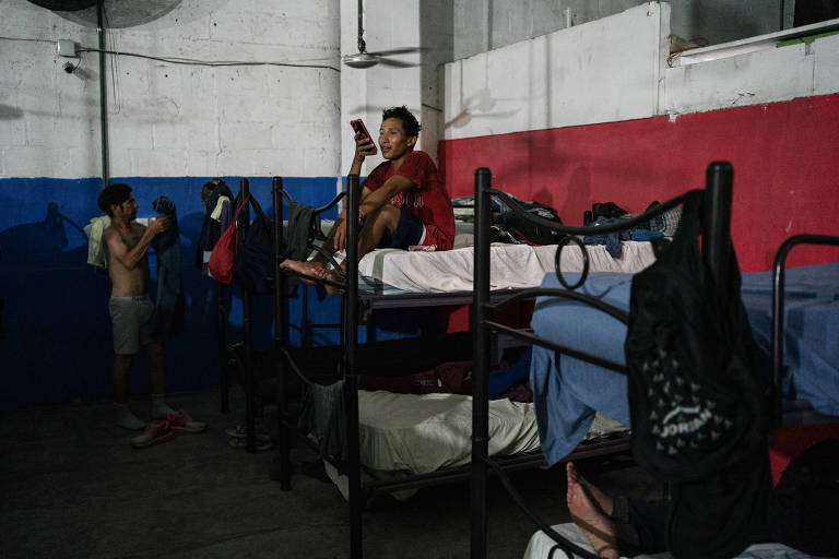 Um imigrante hondurenho trazido para o abrigo Oasis de Paz Del Espiritu Santo Amparito em Villahermosa, Tamaulipas, manda uma mensagem de voz para sua família (Luis Antonio Rojas/The New York Times) ORG XMIT: XNYT0449