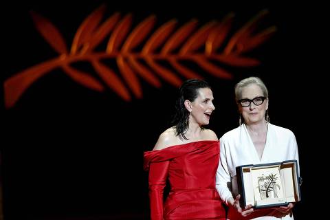 TOPSHOT - US actress Meryl Streep (R) poses with French actress Juliette Binoche as she receives the Honorary Palme d'Or during the Opening Ceremony at the 77th edition of the Cannes Film Festival in Cannes, southern France, on May 14, 2024. (Photo by CHRISTOPHE SIMON / AFP)