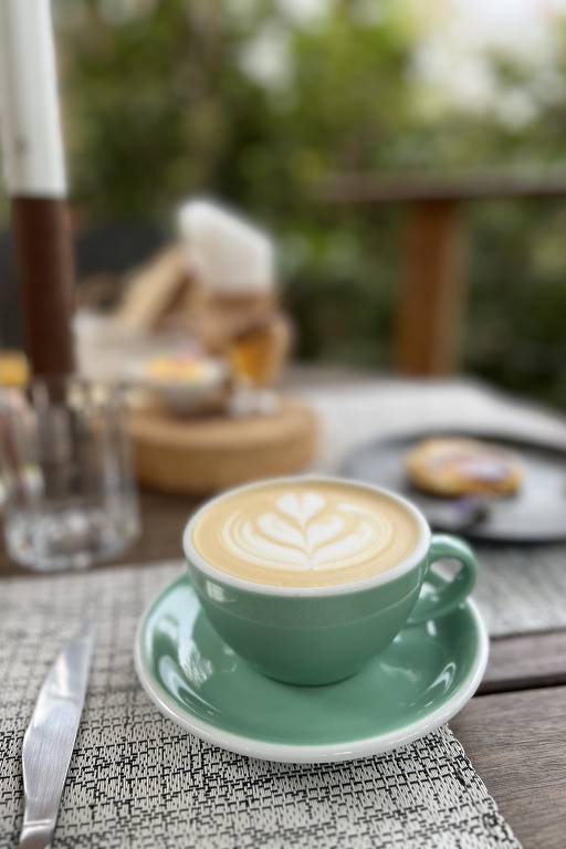 8) A mesma pesquisa revela que 61% dos brasileiros dizem tomar café para melhorar o humor e a disposição, enquanto 40% alegam ser um ritual de prazer e bem estar. Outros 35% afirmam que tomam café porque é uma oportunidade de interagir com as pessoas.