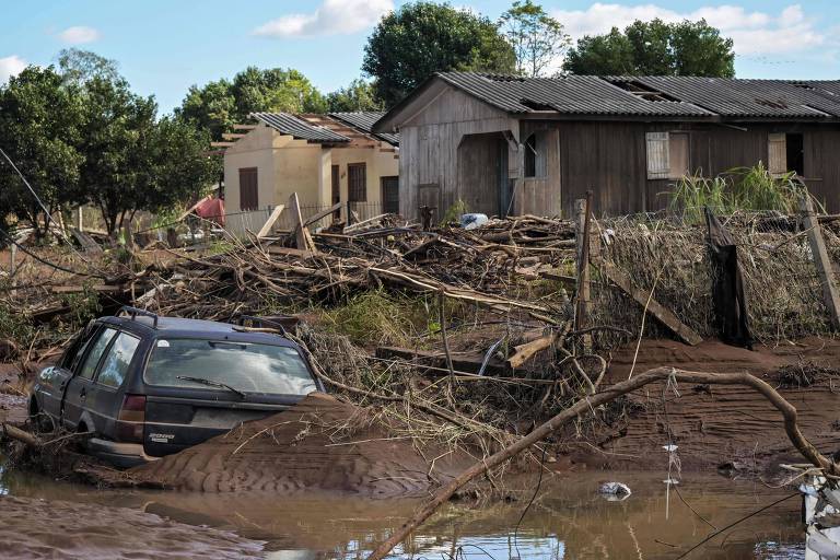 Casas destruídas, carros danificados, galhos e destroços são vistos em Cruzeiro do Sul após as enchentes devastadoras que atingiram o estado do Rio Grande do Sul