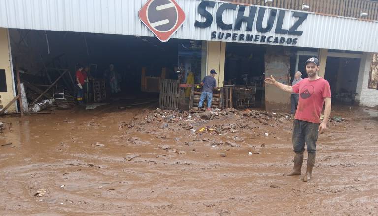 Moradores em cidade do RS perdem móveis e comércios para enchentes