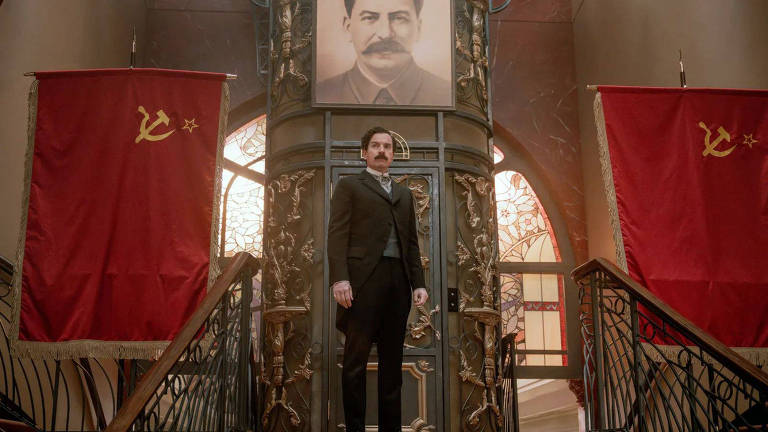 Cena da primeira temporada da série Um Cavalheiro Em Moscou