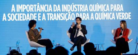 A mediadora Paula Cesarino Costa, o presidente da Abiquim, André Passos Cordeiro, e a presidente do Conselho Diretor da Abiquim, Daniela Manique, durante o evento