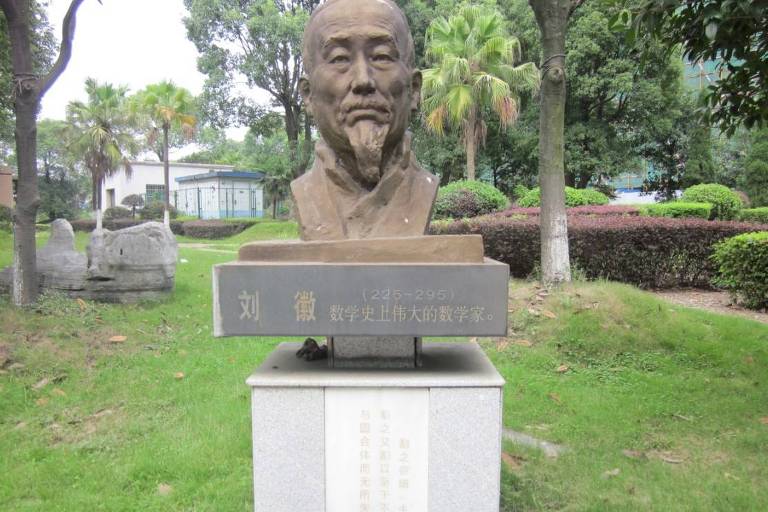 Busto de Liu Hui na Universidade Internacional de Estudos Econômicos de Hunan (China)
