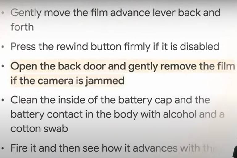 Sugestão em inglês, sublinhada durante apresentação do Google, instrui usuário a abrir compartimento do filme, o que estragaria as fotos tiradas
