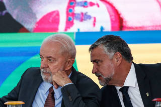 O presidente Lula durante coletiva com Paulo Pimenta, ministro da Secom