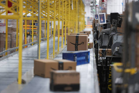Packages travel on a conveyor at the Amazon Fulfillment Center in Tepotztlan, Mexico December 13, 2023. REUTERS/Gustavo Graf ORG XMIT: GGG-GG11